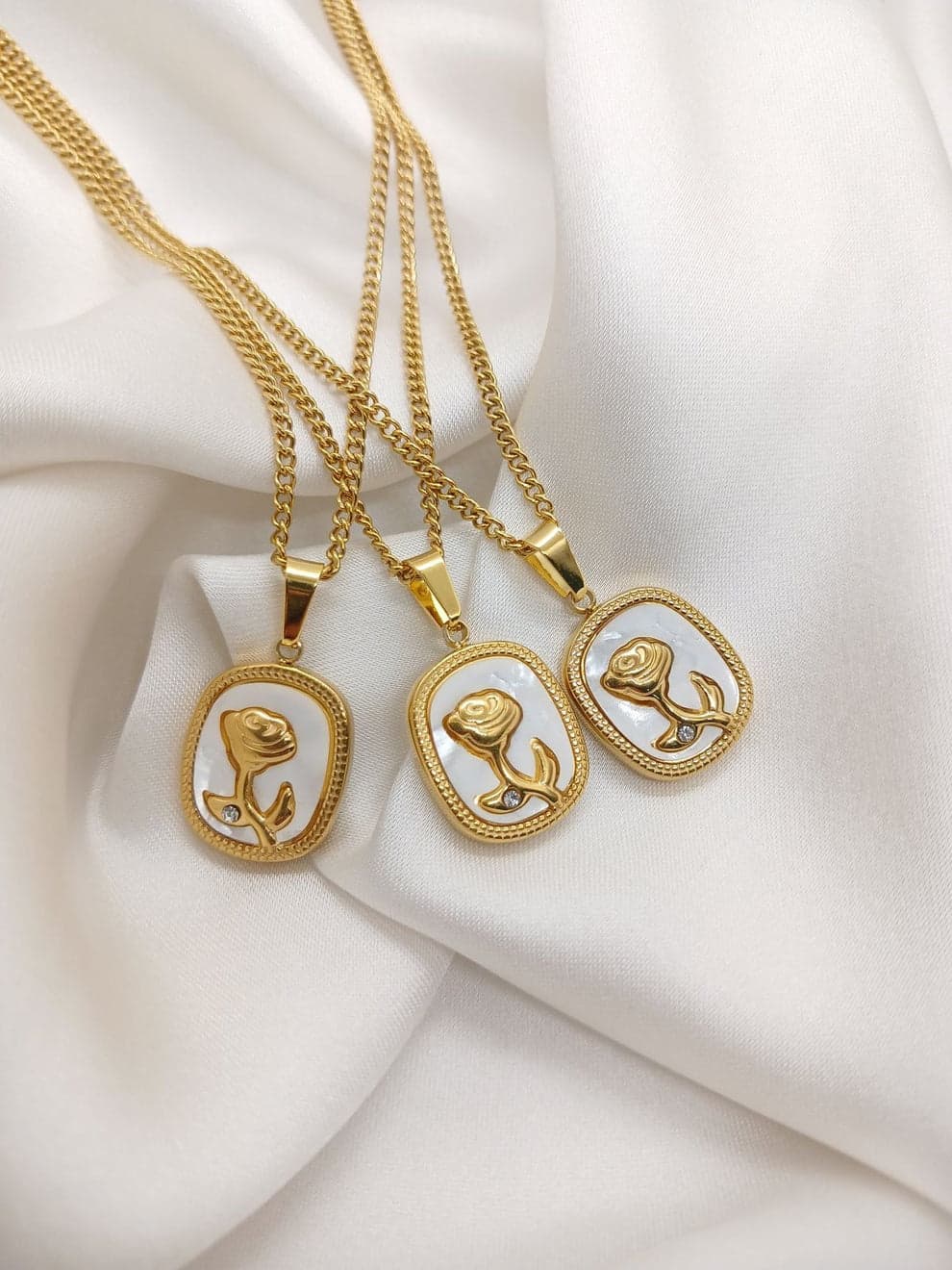 18K-GOLD PLATED FLOWRA PENDENT