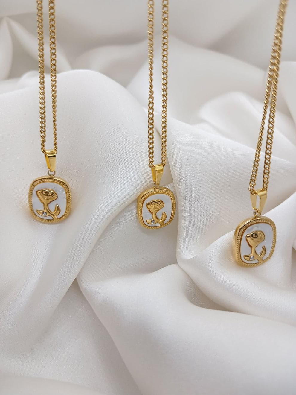 18K-GOLD PLATED FLOWRA PENDENT